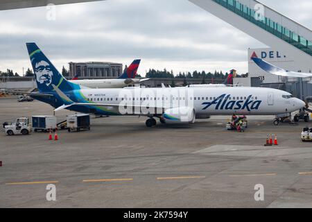 SeaTac, Washington, USA. 30. September 2022. Eine Boeing 737 MAX von Alaska Airlines in SeaTac. Alaska Airlines, die Virgin America übernommen hat, hat seinen Hauptsitz in Seattle. Die Luftfahrtindustrie sah sich nach den Pandemieausfällen der COVID-19 mit erheblichen Schwierigkeiten konfrontiert, da die meisten Fluggesellschaften ihre Mitarbeiter nur entlassen haben, um den Flugverkehr schnell wieder anzukurzen. Piloten, Flugbegleiter und allgemeiner Personalmangel haben im Jahr 2022 Zehntausende von Flugausfällen in den Vereinigten Staaten verursacht. (Bild: © Taidgh Barron/ZUMA Press Wire) Stockfoto