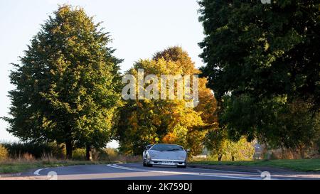 Classic 1988 Silber Lamborghini Countach auf einer Landstraße im Herbst fahren Stockfoto