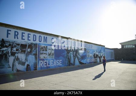 Robben Island, Südafrika - Heimat des berüchtigten Gefängnisses, in dem Nelson Mandela 18 seiner 27 Jahre zusammen mit über 3.000 politischen Gefangenen während ihres Kampfes gegen die Apartheid verbrachte. Die Apartheid (wörtlich „Abstammung“ in Afrikaans) war ein System der Rassentrennung, das von der regierenden National Party of South Africa von 1948 bis 1994 durchgesetzt wurde. Die Insel ist ein nationales und UNESCO-Weltkulturerbe, 9 Kilometer von Kapstadt entfernt. Heute ist es einer der meistbesuchten Orte Südafrikas, der mit der Fähre von der Victoria & Albert Waterfront aus erreicht werden kann. Stockfoto