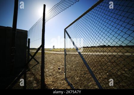 Robben Island, Südafrika - Heimat des berüchtigten Gefängnisses, in dem Nelson Mandela 18 seiner 27 Jahre zusammen mit über 3.000 politischen Gefangenen während ihres Kampfes gegen die Apartheid verbrachte. Die Apartheid (wörtlich „Abstammung“ in Afrikaans) war ein System der Rassentrennung, das von der regierenden National Party of South Africa von 1948 bis 1994 durchgesetzt wurde. Die Insel ist ein nationales und UNESCO-Weltkulturerbe, 9 Kilometer von Kapstadt entfernt. Heute ist es einer der meistbesuchten Orte Südafrikas, der mit der Fähre von der Victoria & Albert Waterfront aus erreicht werden kann. Stockfoto