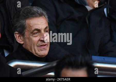 Der ehemalige französische Präsident Nicolas Sarkozy nimmt am 17. Februar 2018 am Fußballspiel der französischen Ligue 1 zwischen Paris Saint Germain (PSG) und dem Racing Club Strasbourg Alsace im Stadion Parc des Princes in Paris, Frankreich, Teil. Stockfoto