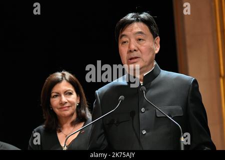 Die Bürgermeisterin von Paris, Anne Hidalgo, und ZHAI Jun, Chinas Botschafterin in Frankreich, feiern das chinesische Neujahr im Pariser Rathaus Stockfoto