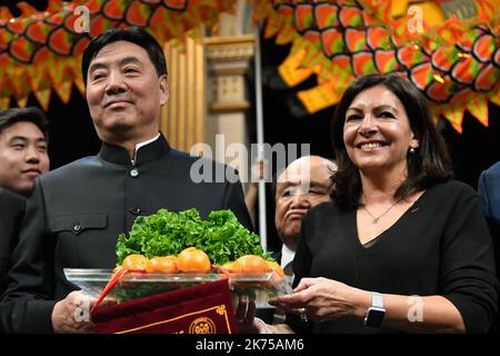 Die Bürgermeisterin von Paris, Anne Hidalgo, und ZHAI Jun, Chinas Botschafterin in Frankreich, feiern das chinesische Neujahr im Pariser Rathaus Stockfoto