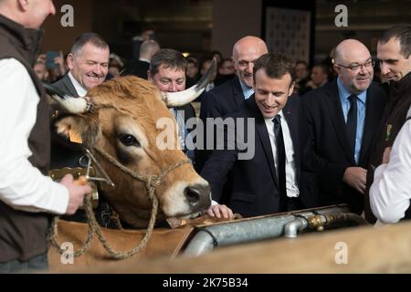 Emmanuel Macron und der französische Landwirtschaftsminister Stephane Travert. Der französische Präsident Emmanuel Macron besucht die Internationale Landwirtschaftsmesse 55. (Salon de l'Agriculture) auf der Stockfoto