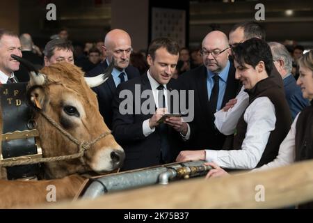 Emmanuel Macron und der französische Landwirtschaftsminister Stephane Travert. Der französische Präsident Emmanuel Macron besucht die Internationale Landwirtschaftsmesse 55. (Salon de l'Agriculture) auf der Stockfoto