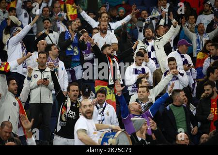 Echte Madrid-Fans an den Ständen zeigen ihre Unterstützung Stockfoto