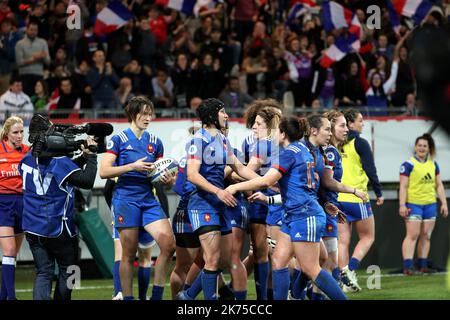 La joie des Francaises lors de la rencontre de Rugby oppositant la France à Angleterre au stade des Alpes. - Sechs Nationen: Frankreich 22-16 England MÄRZ 10 2018 Stockfoto