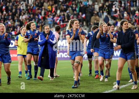 La joie des Francaises lors de la rencontre de Rugby oppositant la France à Angleterre au stade des Alpes. - Sechs Nationen: Frankreich 22-16 England MÄRZ 10 2018 Stockfoto