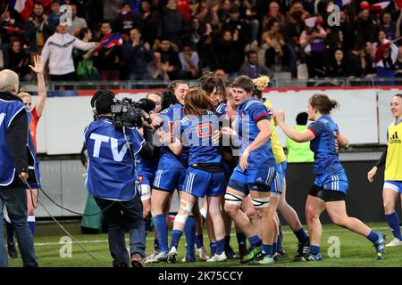 La joie des Francaises lors de la rencontre de Rugby oppositant la France à Angleterre au stade des Alpes. - Sechs Nationen: Frankreich 22-16 England MÄRZ 10 2018 Stockfoto