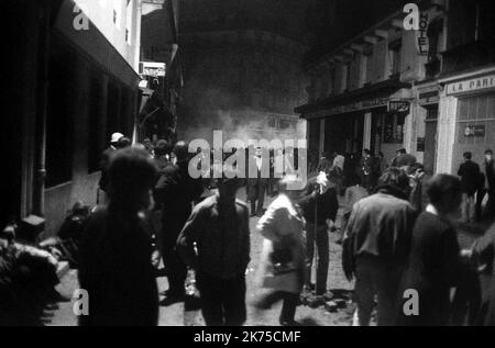 Die volatile Periode der Unruhen in Frankreich im Mai 1968 wurde von Demonstrationen und massiven Generalstreiks sowie der Besetzung von Universitäten und Fabriken in ganz Frankreich unterbrochen. Auf dem Höhepunkt seines Eifers brachte sie die gesamte französische Wirtschaft zum Stillstand. Die Proteste erreichten einen solchen Punkt, dass die politischen Führer Bürgerkrieg oder Revolution befürchteten; die nationale Regierung selbst hörte augenblicklich auf zu funktionieren, nachdem Präsident CharlesdeGaulle für einige Stunden heimlich aus Frankreich geflohen war. Die Proteste beflügelten eine künstlerische Bewegung mit Liedern, phantasievollen Graffiti, Plakaten und Slogans Stockfoto