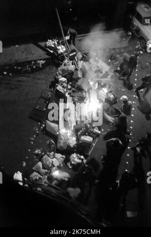 Die volatile Periode der Unruhen in Frankreich im Mai 1968 wurde von Demonstrationen und massiven Generalstreiks sowie der Besetzung von Universitäten und Fabriken in ganz Frankreich unterbrochen. Auf dem Höhepunkt seines Eifers brachte sie die gesamte französische Wirtschaft zum Stillstand. Die Proteste erreichten einen solchen Punkt, dass die politischen Führer Bürgerkrieg oder Revolution befürchteten; die nationale Regierung selbst hörte augenblicklich auf zu funktionieren, nachdem Präsident CharlesdeGaulle für einige Stunden heimlich aus Frankreich geflohen war. Die Proteste beflügelten eine künstlerische Bewegung mit Liedern, phantasievollen Graffiti, Plakaten und Slogans Stockfoto