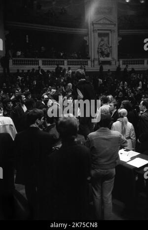 Die volatile Periode der Unruhen in Frankreich im Mai 1968 wurde von Demonstrationen und massiven Generalstreiks sowie der Besetzung von Universitäten und Fabriken in ganz Frankreich unterbrochen. Auf dem Höhepunkt seines Eifers brachte sie die gesamte französische Wirtschaft zum Stillstand. Die Proteste erreichten einen solchen Punkt, dass die politischen Führer Bürgerkrieg oder Revolution befürchteten; die nationale Regierung selbst hörte augenblicklich auf zu funktionieren, nachdem Präsident CharlesdeGaulle für einige Stunden heimlich aus Frankreich geflohen war. Die Proteste beflügelten eine künstlerische Bewegung mit Liedern, phantasievollen Graffiti, Plakaten und Slogans Stockfoto