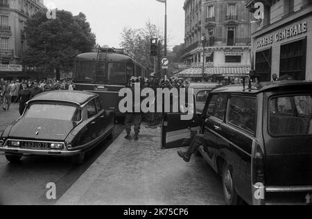 Die volatile Periode der Unruhen in Frankreich im Mai 1968 wurde von Demonstrationen und massiven Generalstreiks sowie der Besetzung von Universitäten und Fabriken in ganz Frankreich unterbrochen. Auf dem Höhepunkt seines Eifers brachte sie die gesamte französische Wirtschaft zum Stillstand. Die Proteste erreichten einen solchen Punkt, dass die politischen Führer Bürgerkrieg oder Revolution befürchteten; die nationale Regierung selbst hörte augenblicklich auf zu funktionieren, nachdem Präsident CharlesdeGaulle für einige Stunden heimlich aus Frankreich geflohen war. Die Proteste beflügelten eine künstlerische Bewegung mit Liedern, phantasievollen Graffiti, Plakaten und Slogans Stockfoto