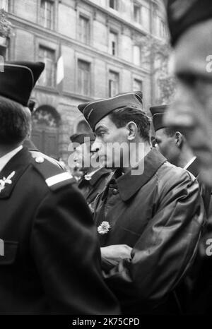 Die volatile Periode der Unruhen in Frankreich im Mai 1968 wurde von Demonstrationen und massiven Generalstreiks sowie der Besetzung von Universitäten und Fabriken in ganz Frankreich unterbrochen. Auf dem Höhepunkt seines Eifers brachte sie die gesamte französische Wirtschaft zum Stillstand. Die Proteste erreichten einen solchen Punkt, dass die politischen Führer Bürgerkrieg oder Revolution befürchteten; die nationale Regierung selbst hörte augenblicklich auf zu funktionieren, nachdem Präsident CharlesdeGaulle für einige Stunden heimlich aus Frankreich geflohen war. Die Proteste beflügelten eine künstlerische Bewegung mit Liedern, phantasievollen Graffiti, Plakaten und Slogans Stockfoto