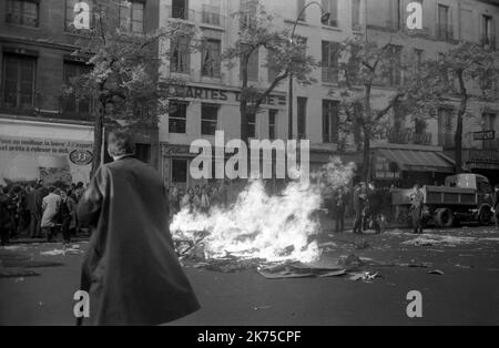 Die volatile Periode der Unruhen in Frankreich im Mai 1968 wurde von Demonstrationen und massiven Generalstreiks sowie der Besetzung von Universitäten und Fabriken in ganz Frankreich unterbrochen. Auf dem Höhepunkt seines Eifers brachte sie die gesamte französische Wirtschaft zum Stillstand. Die Proteste erreichten einen solchen Punkt, dass die politischen Führer Bürgerkrieg oder Revolution befürchteten; die nationale Regierung selbst hörte augenblicklich auf zu funktionieren, nachdem Präsident CharlesdeGaulle für einige Stunden heimlich aus Frankreich geflohen war. Die Proteste beflügelten eine künstlerische Bewegung mit Liedern, phantasievollen Graffiti, Plakaten und Slogans Stockfoto