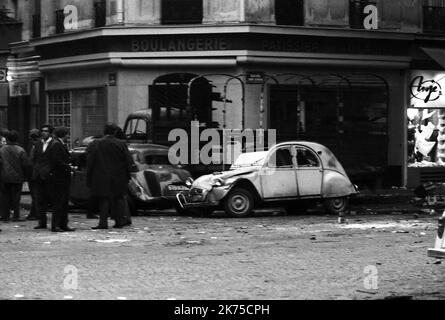 Die volatile Periode der Unruhen in Frankreich im Mai 1968 wurde von Demonstrationen und massiven Generalstreiks sowie der Besetzung von Universitäten und Fabriken in ganz Frankreich unterbrochen. Auf dem Höhepunkt seines Eifers brachte sie die gesamte französische Wirtschaft zum Stillstand. Die Proteste erreichten einen solchen Punkt, dass die politischen Führer Bürgerkrieg oder Revolution befürchteten; die nationale Regierung selbst hörte augenblicklich auf zu funktionieren, nachdem Präsident CharlesdeGaulle für einige Stunden heimlich aus Frankreich geflohen war. Die Proteste beflügelten eine künstlerische Bewegung mit Liedern, phantasievollen Graffiti, Plakaten und Slogans Stockfoto