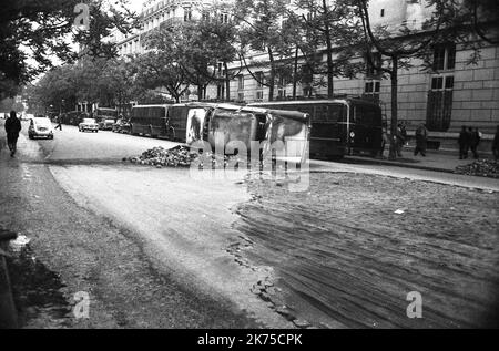 Die volatile Periode der Unruhen in Frankreich im Mai 1968 wurde von Demonstrationen und massiven Generalstreiks sowie der Besetzung von Universitäten und Fabriken in ganz Frankreich unterbrochen. Auf dem Höhepunkt seines Eifers brachte sie die gesamte französische Wirtschaft zum Stillstand. Die Proteste erreichten einen solchen Punkt, dass die politischen Führer Bürgerkrieg oder Revolution befürchteten; die nationale Regierung selbst hörte augenblicklich auf zu funktionieren, nachdem Präsident CharlesdeGaulle für einige Stunden heimlich aus Frankreich geflohen war. Die Proteste beflügelten eine künstlerische Bewegung mit Liedern, phantasievollen Graffiti, Plakaten und Slogans Stockfoto