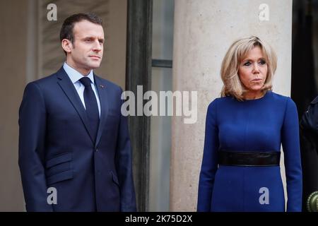 EN PRESENCE DE BRIGITTE MACRON. Der französische Präsident Emmanuel Macron empfängt am 19. März 2018 den Großherzog Henri und die Herzogin Maria Teresa von Luxemburg im Elysée-Palast in Paris. Stockfoto