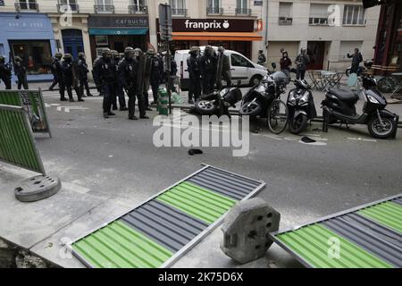 Mehrere hundert junge Studenten versammelten sich auf dem Place de la Nation in Paris, um gegen die Politik der Regierung zu demonstrieren, insbesondere hinsichtlich der Hochschulauswahl. Die Demonstration brach kurz nach einer Stunde, nachdem mehrere Zusammenstöße zwischen den Demonstranten und der Polizei ausbrachen. In der Nähe der Metro Charonne fanden mehrere Verhaftungen statt, und mindestens eine Person wurde von der Polizei verletzt. Stockfoto