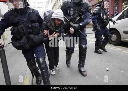 Mehrere hundert junge Studenten versammelten sich auf dem Place de la Nation in Paris, um gegen die Politik der Regierung zu demonstrieren, insbesondere hinsichtlich der Hochschulauswahl. Die Demonstration brach kurz nach einer Stunde, nachdem mehrere Zusammenstöße zwischen den Demonstranten und der Polizei ausbrachen. In der Nähe der Metro Charonne fanden mehrere Verhaftungen statt, und mindestens eine Person wurde von der Polizei verletzt. Stockfoto