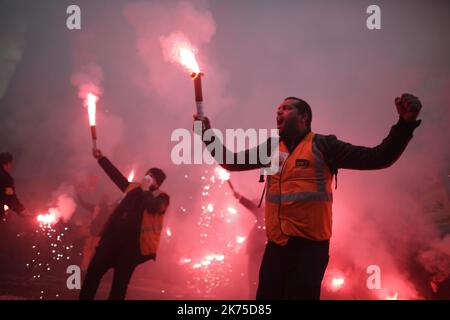 Festlicher Umzug für die erste Demonstration der Eisenbahner gegen die Reform der SNCF, wie auch die Demonstranten des öffentlichen Dienstes. Insgesamt versammelten sich mehrere tausend Menschen in Paris. Stockfoto