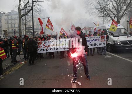 Festlicher Umzug für die erste Demonstration der Eisenbahner gegen die Reform der SNCF, wie auch die Demonstranten des öffentlichen Dienstes. Insgesamt versammelten sich mehrere tausend Menschen in Paris. Stockfoto