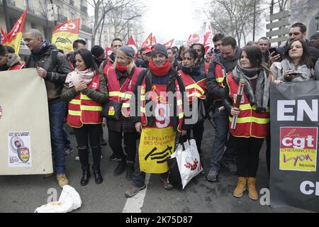 Festlicher Umzug für die erste Demonstration der Eisenbahner gegen die Reform der SNCF, wie auch die Demonstranten des öffentlichen Dienstes. Insgesamt versammelten sich mehrere tausend Menschen in Paris. Stockfoto