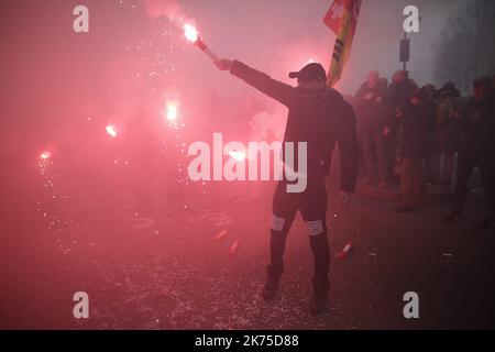 Festlicher Umzug für die erste Demonstration der Eisenbahner gegen die Reform der SNCF, wie auch die Demonstranten des öffentlichen Dienstes. Insgesamt versammelten sich mehrere tausend Menschen in Paris. Stockfoto