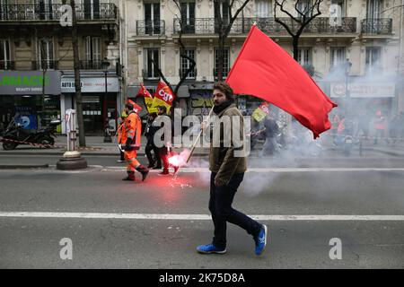 Festlicher Umzug für die erste Demonstration der Eisenbahner gegen die Reform der SNCF, wie auch die Demonstranten des öffentlichen Dienstes. Insgesamt versammelten sich mehrere tausend Menschen in Paris. Stockfoto