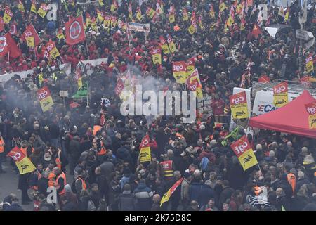 Festlicher Umzug für die erste Demonstration der Eisenbahner gegen die Reform der SNCF, wie auch die Demonstranten des öffentlichen Dienstes. Insgesamt versammelten sich mehrere tausend Menschen in Paris. Stockfoto