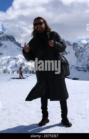 Der französische DJ Bob Sinclar tritt mit Andrea und Michele (Radio DJ) während des Bob Sinclar - Dolomiti Top Music in Madonna di Campiglio, am 1. April 2018 auf©Pierre Teyssot/MAXPPP ; der französische DJ Bob Sinclar macht am 1. April 2018 in Madonna di Campiglio ein Handzeichen. Stockfoto