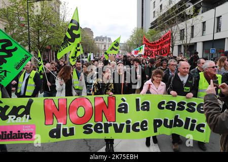 Französische Eisenbahner beginnen drei Monate rollender StreikDie französischen Eisenbahner beginnen drei Monate rollender Streiks ©PHOTOPQR/Sud OUEST ; Bordeaux le 03/04/2018 Suite à l'Appel à la Grève, quelques 400 cheminots ont défilé dans les rues de Bordeaux, rejoins par les étudiants, gasiers et postiers / Photo Fabien Cottereau - "Schwarzer Dienstag": Französische Eisenbahner beginnen drei Monate rollende Streiks AM 3 2018. APRIL Stockfoto