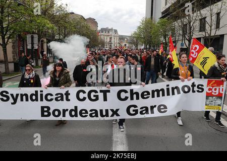 Französische Eisenbahner beginnen drei Monate rollender StreikDie französischen Eisenbahner beginnen drei Monate rollender Streiks ©PHOTOPQR/Sud OUEST ; Bordeaux le 03/04/2018 Suite à l'Appel à la Grève, quelques 400 cheminots ont défilé dans les rues de Bordeaux, rejoins par les étudiants, gasiers et postiers / Photo Fabien Cottereau - "Schwarzer Dienstag": Französische Eisenbahner beginnen drei Monate rollende Streiks AM 3 2018. APRIL Stockfoto