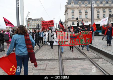 Französische Eisenbahner beginnen drei Monate rollender StreikDie französischen Eisenbahner beginnen drei Monate rollender Streiks ©PHOTOPQR/Sud OUEST ; Bordeaux le 03/04/2018 Suite à l'Appel à la Grève, quelques 400 cheminots ont défilé dans les rues de Bordeaux, rejoins par les étudiants, gasiers et postiers / Photo Fabien Cottereau - "Schwarzer Dienstag": Französische Eisenbahner beginnen drei Monate rollende Streiks AM 3 2018. APRIL Stockfoto