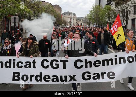 Französische Eisenbahner beginnen drei Monate rollender StreikDie französischen Eisenbahner beginnen drei Monate rollender Streiks ©PHOTOPQR/Sud OUEST ; Bordeaux le 03/04/2018 Suite à l'Appel à la Grève, quelques 400 cheminots ont défilé dans les rues de Bordeaux, rejoins par les étudiants, gasiers et postiers / Photo Fabien Cottereau - "Schwarzer Dienstag": Französische Eisenbahner beginnen drei Monate rollende Streiks AM 3 2018. APRIL Stockfoto