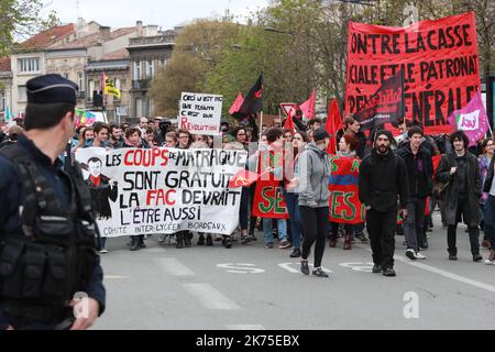 Französische Eisenbahner beginnen drei Monate rollender StreikDie französischen Eisenbahner beginnen drei Monate rollender Streiks ©PHOTOPQR/Sud OUEST ; Bordeaux le 03/04/2018 Suite à l'Appel à la Grève, quelques 400 cheminots ont défilé dans les rues de Bordeaux, rejoins par les étudiants, gasiers et postiers / Photo Fabien Cottereau - "Schwarzer Dienstag": Französische Eisenbahner beginnen drei Monate rollende Streiks AM 3 2018. APRIL Stockfoto