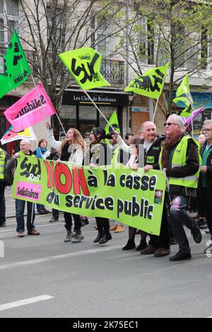 Französische Eisenbahner beginnen drei Monate rollender StreikDie französischen Eisenbahner beginnen drei Monate rollender Streiks ©PHOTOPQR/Sud OUEST ; Bordeaux le 03/04/2018 Suite à l'Appel à la Grève, quelques 400 cheminots ont défilé dans les rues de Bordeaux, rejoins par les étudiants, gasiers et postiers / Photo Fabien Cottereau - "Schwarzer Dienstag": Französische Eisenbahner beginnen drei Monate rollende Streiks AM 3 2018. APRIL Stockfoto