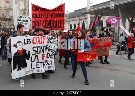 Französische Eisenbahner beginnen drei Monate rollender StreikDie französischen Eisenbahner beginnen drei Monate rollender Streiks ©PHOTOPQR/Sud OUEST ; Bordeaux le 03/04/2018 Suite à l'Appel à la Grève, quelques 400 cheminots ont défilé dans les rues de Bordeaux, rejoins par les étudiants, gasiers et postiers / Photo Fabien Cottereau - "Schwarzer Dienstag": Französische Eisenbahner beginnen drei Monate rollende Streiks AM 3 2018. APRIL Stockfoto