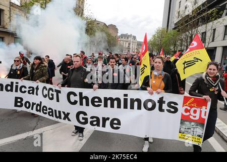 Französische Eisenbahner beginnen drei Monate rollender StreikDie französischen Eisenbahner beginnen drei Monate rollender Streiks ©PHOTOPQR/Sud OUEST ; Bordeaux le 03/04/2018 Suite à l'Appel à la Grève, quelques 400 cheminots ont défilé dans les rues de Bordeaux, rejoins par les étudiants, gasiers et postiers / Photo Fabien Cottereau - "Schwarzer Dienstag": Französische Eisenbahner beginnen drei Monate rollende Streiks AM 3 2018. APRIL Stockfoto