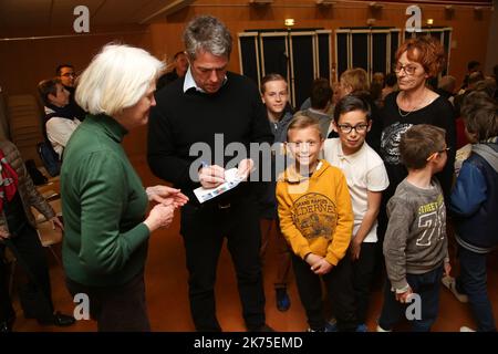 Britischer Schauspieler Hugh Grant , who lives in Eygalières , at the Screening of Paddington 2 with locals©PHOTOPQR/LA PROVENCE/HIELY Cyril ; Eygalières 06/04/2018 L'acteur Hugh Grant qui vit à Eygalières a participé à la projection du Film Paddington 2 à la salle des fêtes du Village Eygalières , Frankreich , april 6. 2018 . Der britische Schauspieler Hugh Grant, der in Eygalières lebt, bei der Vorführung von Paddington 2 mit Einwohnern Stockfoto