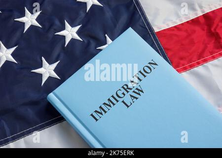 Das Einwanderungsgesetz steht auf der US-Flagge. Stockfoto