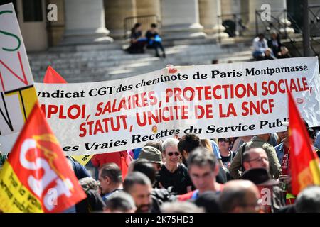 Die Eisenbahner der Gewerkschaft CGT, unterstützt von Tolbiac-Studenten und Solidaritätsmitarbeitern, demonstrierten friedlich von der Pariser Börse am Gare du Nord gegen die SNCF-Reform. Stockfoto