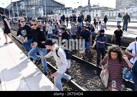 Die Eisenbahner der Gewerkschaft CGT, unterstützt von Tolbiac-Studenten und Solidaritätsmitarbeitern, demonstrierten friedlich von der Pariser Börse am Gare du Nord gegen die SNCF-Reform. Stockfoto