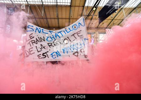 Die Eisenbahner der Gewerkschaft CGT, unterstützt von Tolbiac-Studenten und Solidaritätsmitarbeitern, demonstrierten friedlich von der Pariser Börse am Gare du Nord gegen die SNCF-Reform. Stockfoto