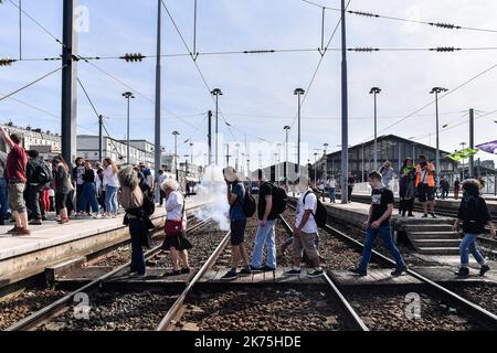 Die Eisenbahner der Gewerkschaft CGT, unterstützt von Tolbiac-Studenten und Solidaritätsmitarbeitern, demonstrierten friedlich von der Pariser Börse am Gare du Nord gegen die SNCF-Reform. Stockfoto