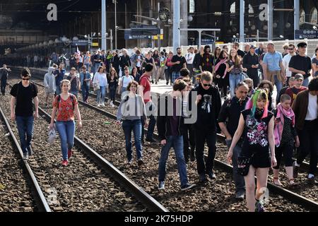 Die Eisenbahner der Gewerkschaft CGT, unterstützt von Tolbiac-Studenten und Solidaritätsmitarbeitern, demonstrierten friedlich von der Pariser Börse am Gare du Nord gegen die SNCF-Reform. Stockfoto