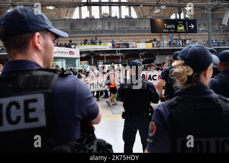 Die Eisenbahner der Gewerkschaft CGT, unterstützt von Tolbiac-Studenten und Solidaritätsmitarbeitern, demonstrierten friedlich von der Pariser Börse am Gare du Nord gegen die SNCF-Reform. Stockfoto