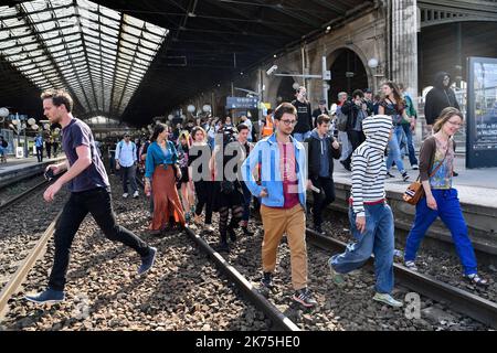 Die Eisenbahner der Gewerkschaft CGT, unterstützt von Tolbiac-Studenten und Solidaritätsmitarbeitern, demonstrierten friedlich von der Pariser Börse am Gare du Nord gegen die SNCF-Reform. Stockfoto