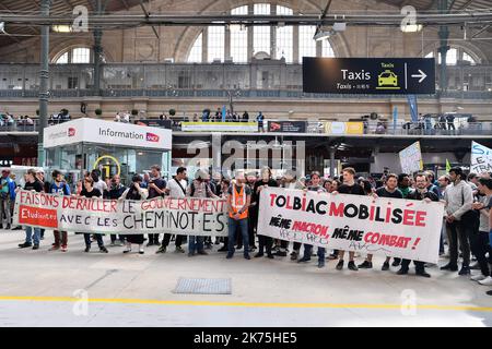 Die Eisenbahner der Gewerkschaft CGT, unterstützt von Tolbiac-Studenten und Solidaritätsmitarbeitern, demonstrierten friedlich von der Pariser Börse am Gare du Nord gegen die SNCF-Reform. Stockfoto