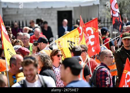 Die Eisenbahner der Gewerkschaft CGT, unterstützt von Tolbiac-Studenten und Solidaritätsmitarbeitern, demonstrierten friedlich von der Pariser Börse am Gare du Nord gegen die SNCF-Reform. Stockfoto